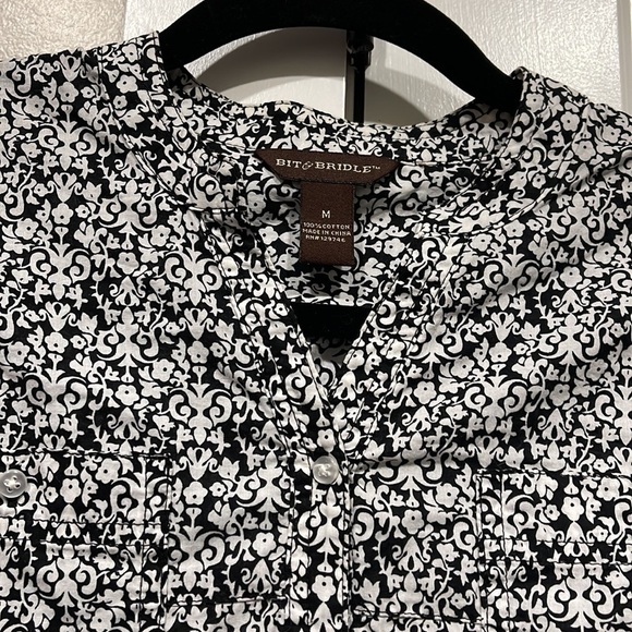 🐝 BIT & BRIDLE button down 3/4 sleeve top Medium. Great Condition. - Picture 2 of 5